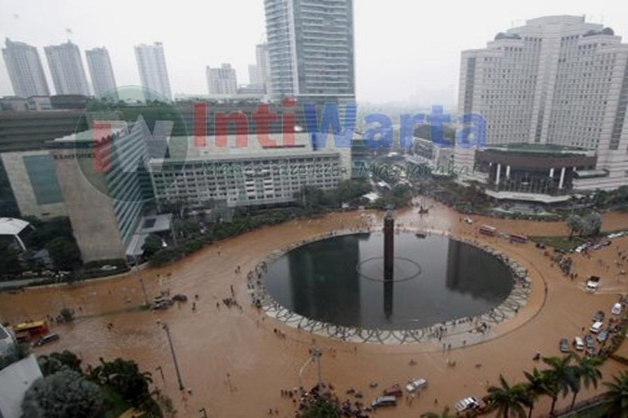Waspada Hujan Deras Guyur Jakarta Minggu Sore