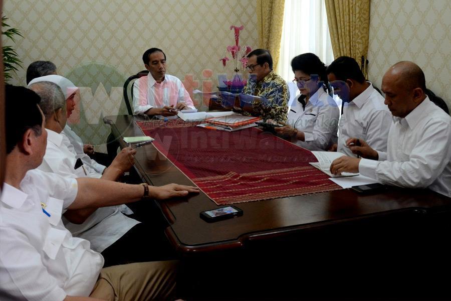 Berkantor Di OKI, Jokowi Rapat Soal Asap