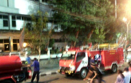 KPU Surabaya Terbakar Selepas Maghrib
