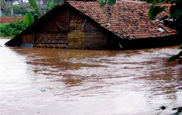 Santri Lamongan Antisipasi Banjir